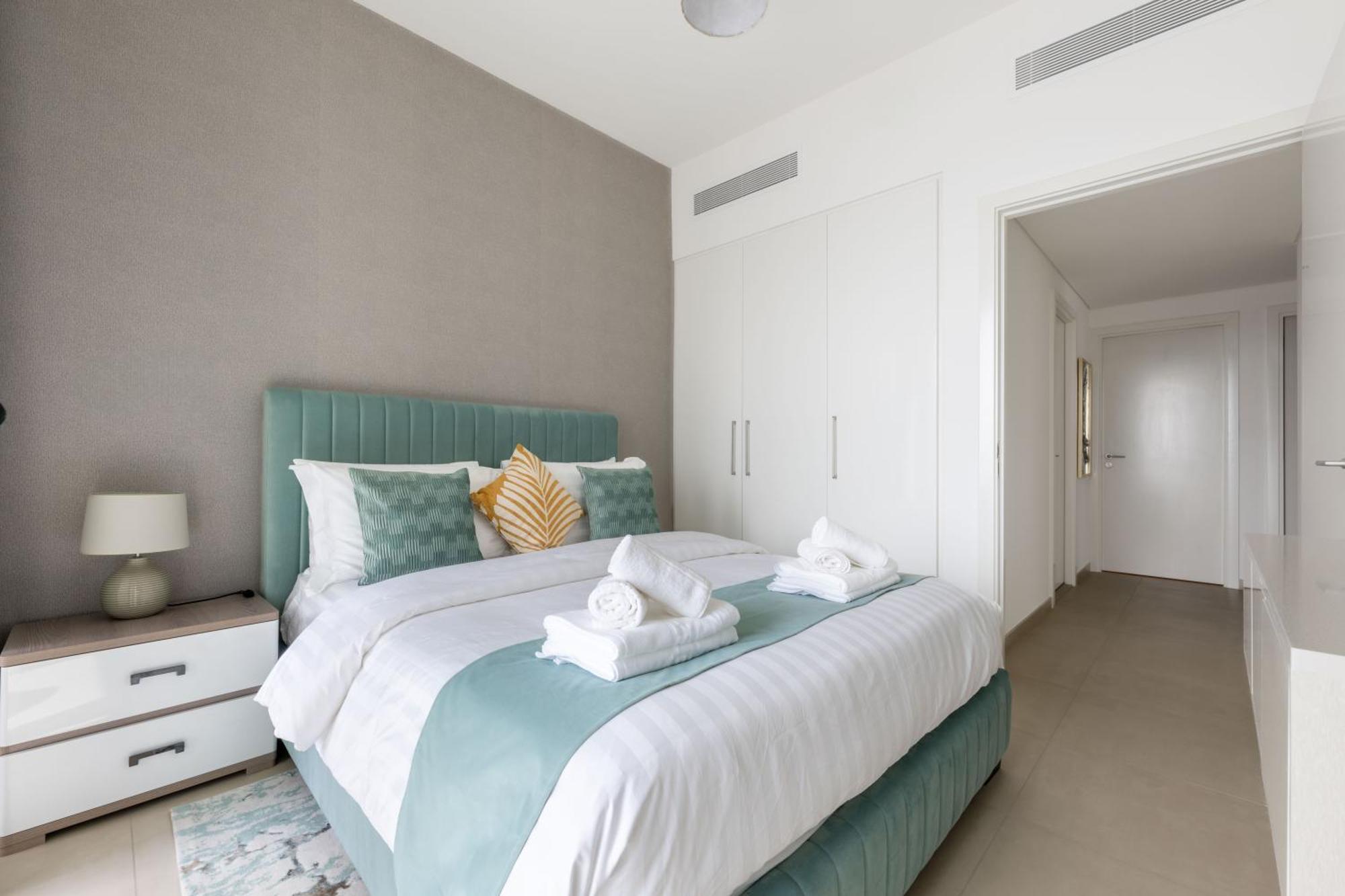 Luxury 3 Bedroom Corner - Stunning 270 Degrees Views - Burj & Fountain Views! 3 Balconies, 5 Minute Walk To Mall, Great Gym, Yoga Dubai