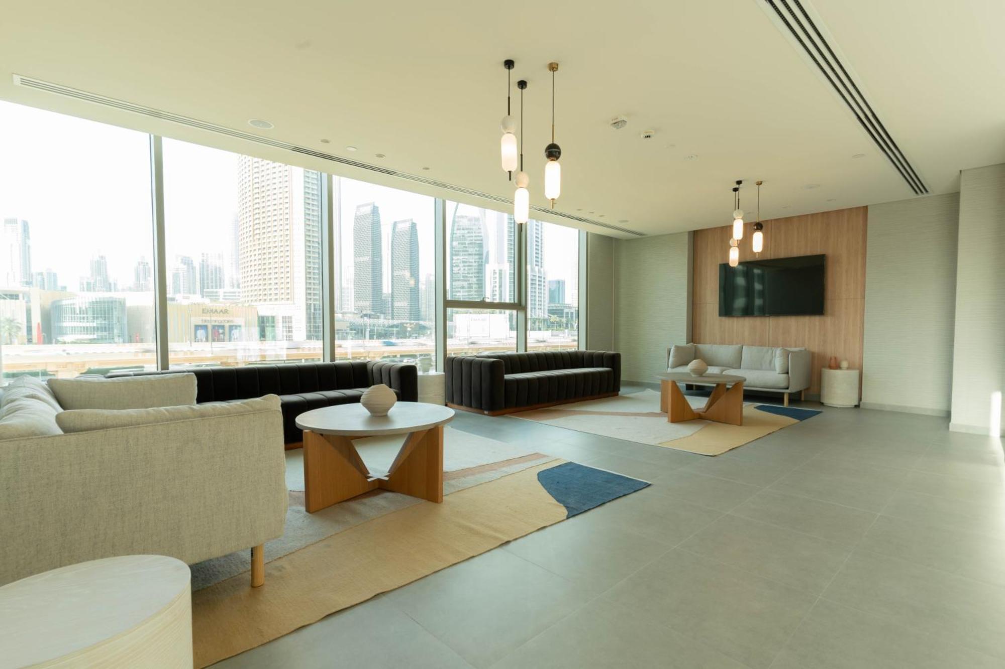 Luxury 3 Bedroom Corner - Stunning 270 Degrees Views - Burj & Fountain Views! 3 Balconies, 5 Minute Walk To Mall, Great Gym, Yoga Apartment