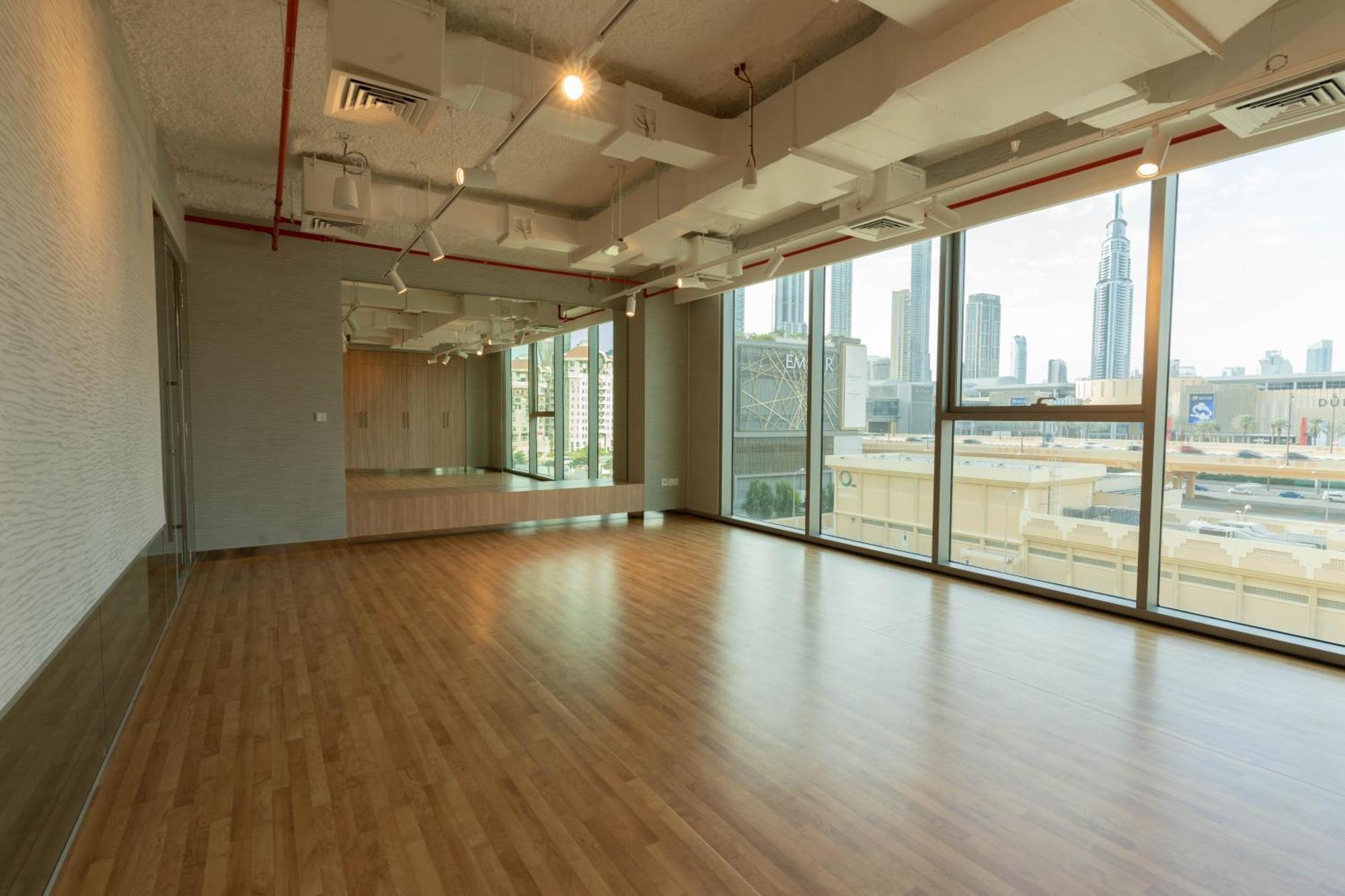 Luxury 3 Bedroom Corner - Stunning 270 Degrees Views - Burj & Fountain Views! 3 Balconies, 5 Minute Walk To Mall, Great Gym, Yoga Apartment *